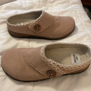 Earth Origins Blush Pink Suede Slip-On Clogs with Decorative Button